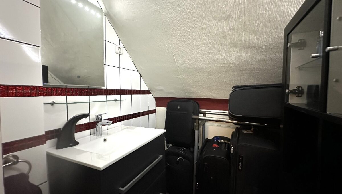 Dachgeschoss kleiner Raum mit Waschbecken