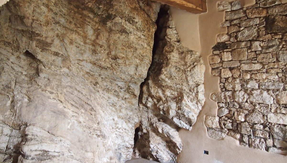 Felswand im Wohnzimmer Ergeschoss